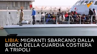 Libia: migranti sbarcano dalla barca della Guardia Costiera a Tripoli