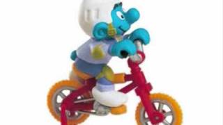 een smurf op een fiets