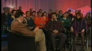 Funny Interviewer Giggles -kuriozi
