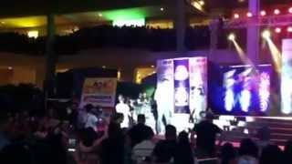 Kim Chiu and Xian Lim at Ayala Terraces