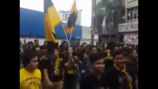Nhóm ultra Malaysia (CĐV cực đoan) trước trận và CĐV VN bị đánh ở khán đài 2