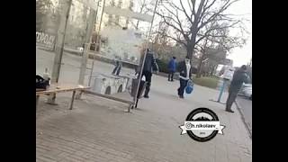 В Николаеве пьяный мужик с разбитой бутылкой бросался на людей