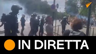 Parigi: scontri tra polizia e manifestanti durante la #protesta contro obbligo vaccinale