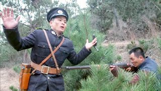 日軍追殺落單的農村小夥，不料他巧妙躲進草叢，一招反殺！