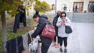 თბილისის საქალაქო სასამართლოსთან პიჯაკები მიიტანეს - სააკაშვილის მხარდამჭერთა პერფორმანსი