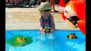 АЛЕКСАНДРА И МАМА НА МОРЕ В ТУРЦИИ / УЧИМСЯ ПЛАВАТЬ И КОРМИМ РЫБОК / MINI DISCO