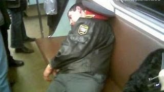 Девка-Мент унижает обычного прохожего на ЖД