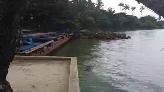 Берег и вход в море на пляже Кай Бей