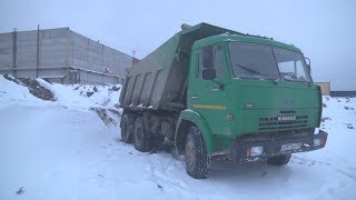 Скатившийся с косогора самосвал раздавил механика