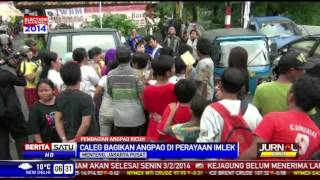 Caleg DPR Partai Demokrat Bagi-bagi Angpao