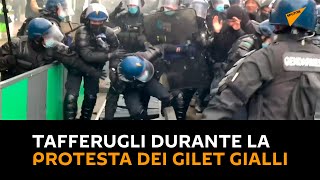 Parigi: tafferugli durante la protesta dei gilet gialli