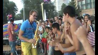Ржачные танцы ))) Andrew S.mile & Syntheticsax на пляже в Балаково!