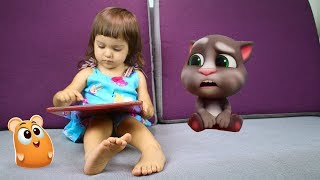 Арина играет в игру Мой Говорящий Том 2 | Мой виртуальный питомец