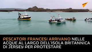 Pescatori francesi arrivano nelle acque al largo dell'isola britannica di Jersey per protestare