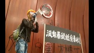 記者現場目擊香港示威者「佔領」立法會  被質疑警方設陷阱