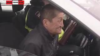 Мужик перевернулся на крышу.