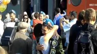 Девушка дождалась десантника из армии! Супер трогательное видео!