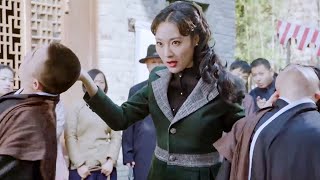 日本武士毆打無辜百姓，還想調戲美女，殊不知美女是功夫高手，被揍慘了！ ️ 抗日