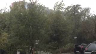 Просто жесть!!! Ураган обрушил стекло на женщину/ shock!!!