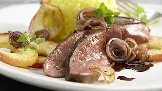 Печень с яблоками и луком. Печень говяжья запеченная в духовке.