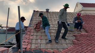 Xem Người Thợ 74 Tuổi với Hơn Nửa Thế Kỉ đi Lợp mái Nhà Cổ | Chuyên Gia Lợp Ngói Nhà Cổ