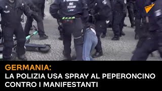 Germania: la polizia usa spray al peperoncino contro i manifestanti
