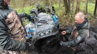 Порвали привод на Polaris highlifter 1000-ремонт в болоте.