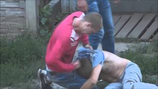 МАССОВЫЕ ДРАКИ, ПЬЯНЫЕ ДЕРУТСЯ ВО ДВОРЕ СМОТРЕТЬ !!!