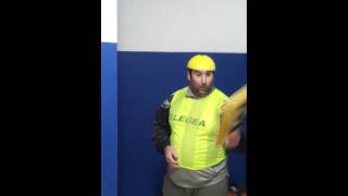 Juan de la Petra haciendo de las suyas en el vestuario