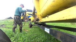 Перевод в транспортное положения жатки комбайна New Holland.