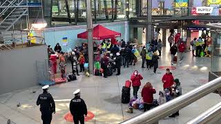 Refugees from Ukraine welcomed at Munich Central Station