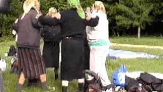 Csángók gyalogos útja Csíksomlyóra - Dancing Csángo Pilgrims