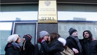 Moscow gays assaulted during kissing protest