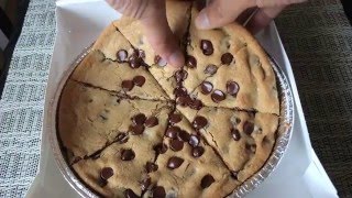 Pizza Hut's THE ULTIMATE HERSHEY’S CHOCOLATE CHIP COOKIE Review