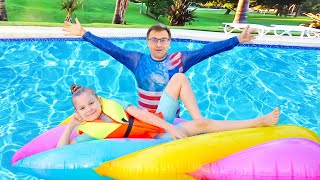 Diana belajar berenang dengan aman dan diawasi orangtuanya
