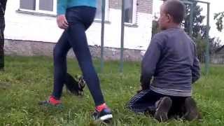 Отмороженый тип дразнит собаку чихуа-хуа,ржака.