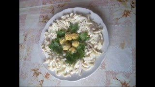 Салат из кальмаров. Салат - гнездо глухаря