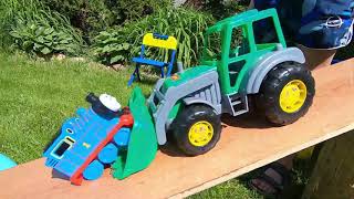 Тимофей запускает в воду машинки, hot wheels, трактор-погрузчик. Видео для детей. Tim Junior
