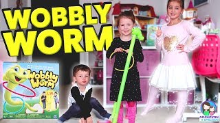 Wer gewinnt gegen den Wobbly Worm - Wettstreit der Kinder!! Lustiges Aktionsspiel