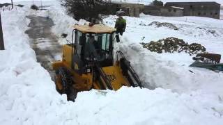 Снежный АД! Погрузчик JCB прокладывает дорогу!  2