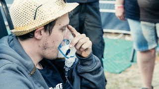 Killen kan inte andas! - Sweden Rock | Riley Praktiserar