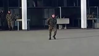Солдат танцует в стиле Майкла Джексона на плацу