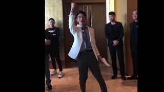 NCT LUCAS STANDING ON ONE LEG PICKING A PAPER WITH MOUTH CHALLENGE 黄旭熙一只腿站着叼一张纸挑战