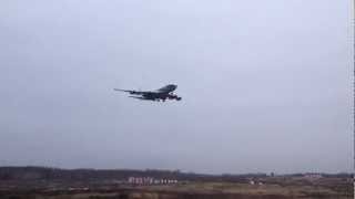 Видео с возвышенности вне аэропорта при посадке.