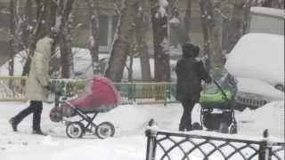 Снег кружится и тает, и тает...