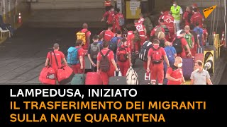Lampedusa, il trasferimento dei migranti sulla nave quarantena