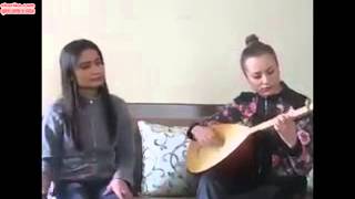 Genç Kızlardan Saz Eşliğinde Güzel Bir Yorum