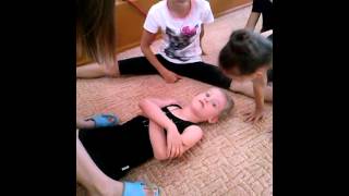 Растяжка ног. Полина. 6 лет.