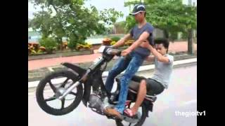 MUÔN KIỂU "QUÁI XẾ" BỐC ĐẦU XE MÁY