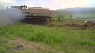 Гусенечный вездеход застрял на бездорожье России